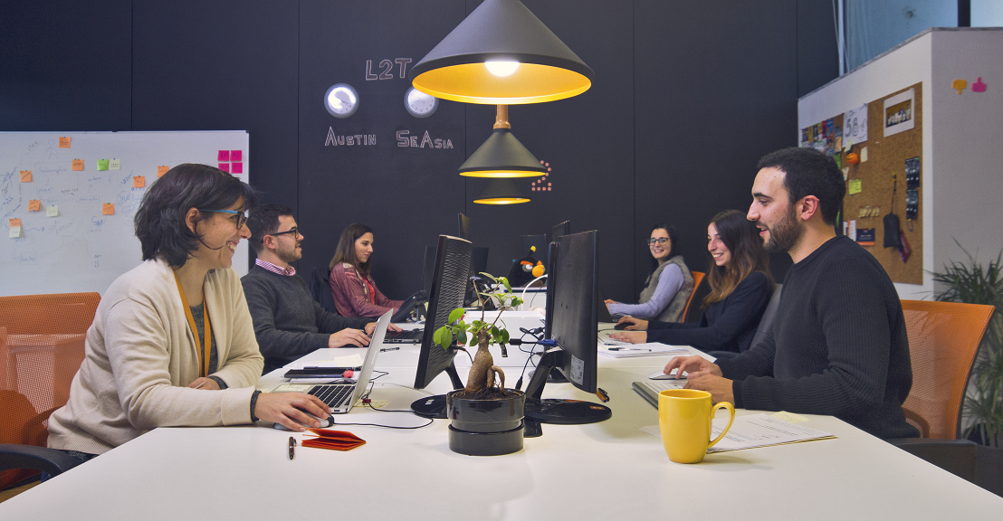 Emília Simões, CEO and founder of the e-ticketing firm, Last2Ticket and her team